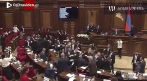 ვრცელდება ფიზიკური დაპირისპირების კადრები პარლამენტიდან - დეპუტატები სომხეთის პარლამენტში  ერთმანეთს დაუპირისპირდნენ