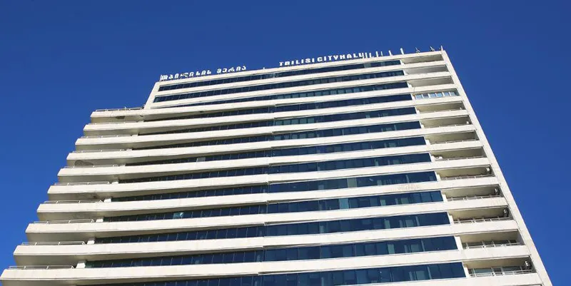 პანდემიის გამო, თბილისის მერიამ 2020 წელს დაგეგმილი 10-მდე პროექტი, მათ შორის დიდი გამზირების რეაბილიტაცია ვერ განახორციელა