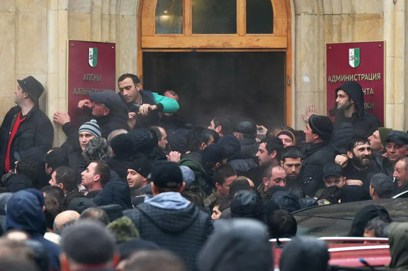 Opposition blocks so-called Presidential Administration building of Abkhazia