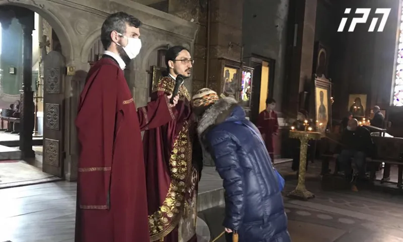 ბათუმისა და ლაზეთის ეპარქიის პრესსპიკერის განცხადებით, მორწმუნეები ხატებს პირბადეების გამოყენებით ემთხვევიან