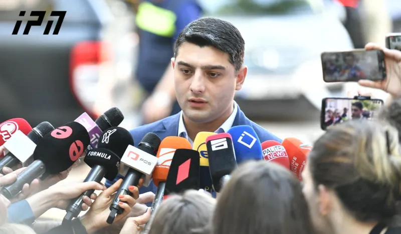 ვაჟა სირაძე მედიას მოუწოდებს, შეწყვიტონ პირდაპირი ჩართვები წერეთლის გამზირიდან, სადაც მიკროსაფინანსო ორგანიზაციაში შეიარაღებული პირია შეჭრილი