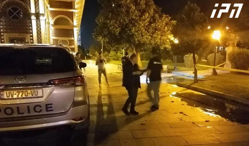 ექიმის ინფორმაციით, ბათუმში დაჭრილი 17 წლის ბიჭი მართვით სუნთქვაზე იმყოფება და მისი მდგომარეობა მძიმეა