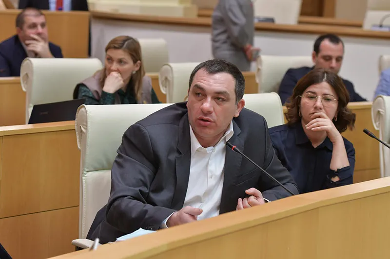 გიგა ბოკერია გიორგი გახარიაზე - ივანიშვილის ეს "კლოუნი" დღეს კვლავ პრემიერობის კანდიდატია, ისე რომ არცერთ პოლიტიკურ დებატებში მონაწილეობა არ მიუღია