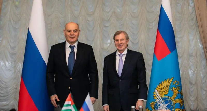 მედიის ინფორმაციით, ასლან ბჟანიამ და რუსეთის ტრანსპორტის მინისტრმა სოხუმის აეროპორტისა და ფსოუს ხიდის რეაბილიტაციის შესახებ ისაუბრეს
