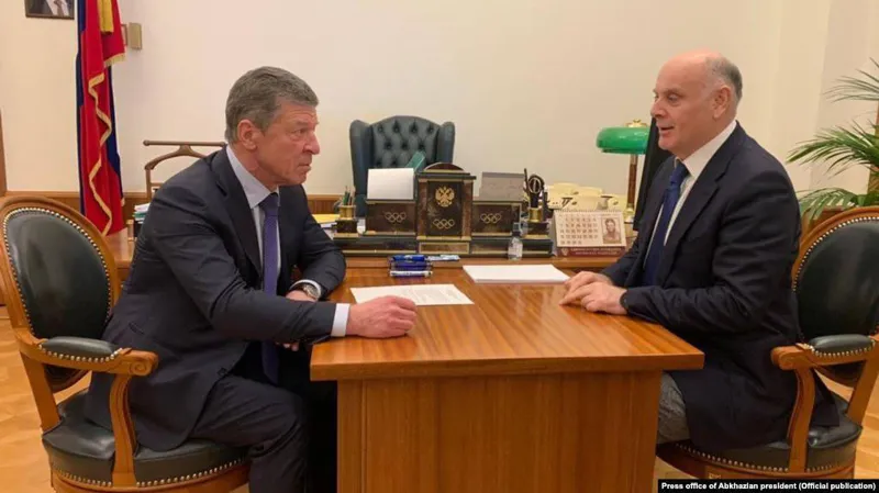 ასლან ბჟანია რუსეთის პრეზიდენტის ადმინისტრაციაში შეხვედრებს მართავს