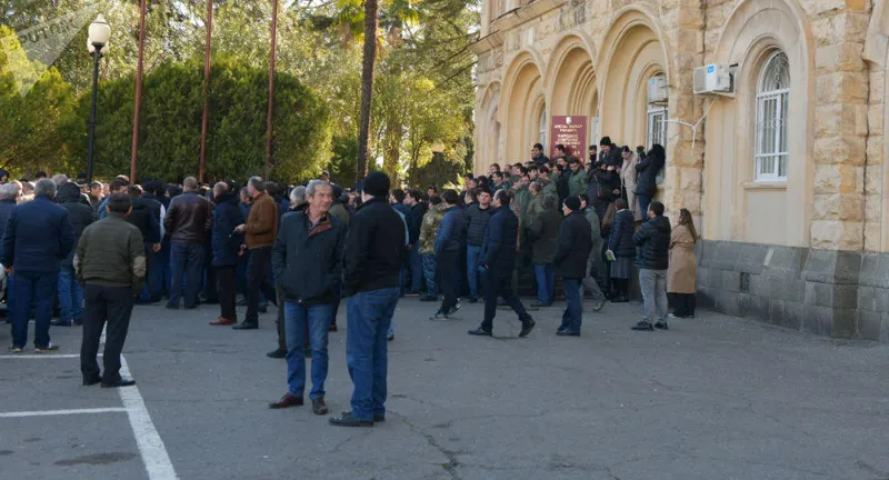 ოკუპირებული აფხაზეთის ე.წ. პრეზიდენტის ექსთანაშემწის საქართველოს ხელისუფლების მიერ კონტროლირებად ტერიტორიაზე გადასვლას სოხუმის ოპოზიციის პროტესტი მოჰყვა