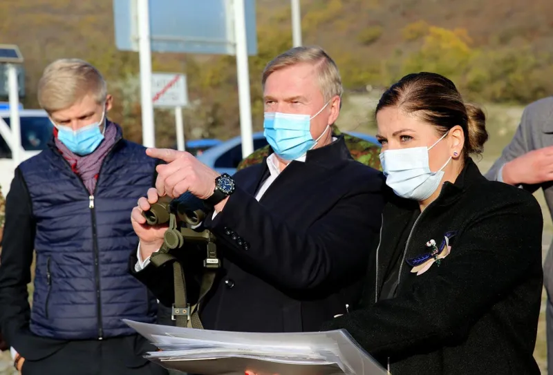 ესტონეთის თავდაცვის მინისტრი საოკუპაციო ხაზს ეწვია