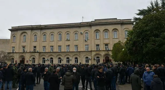 სოხუმში დე ფაქტო ხელისუფლების საწინააღმდეგო აქცია მიმდინარეობს