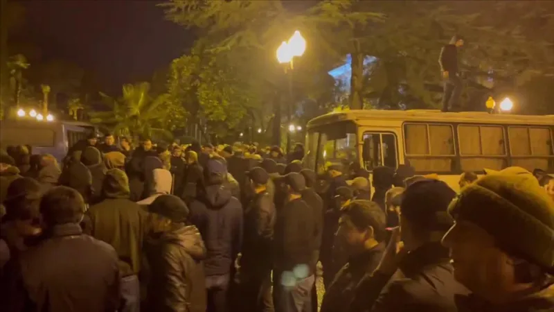 Opposition in Sokhumi tries to break into so-called parliament