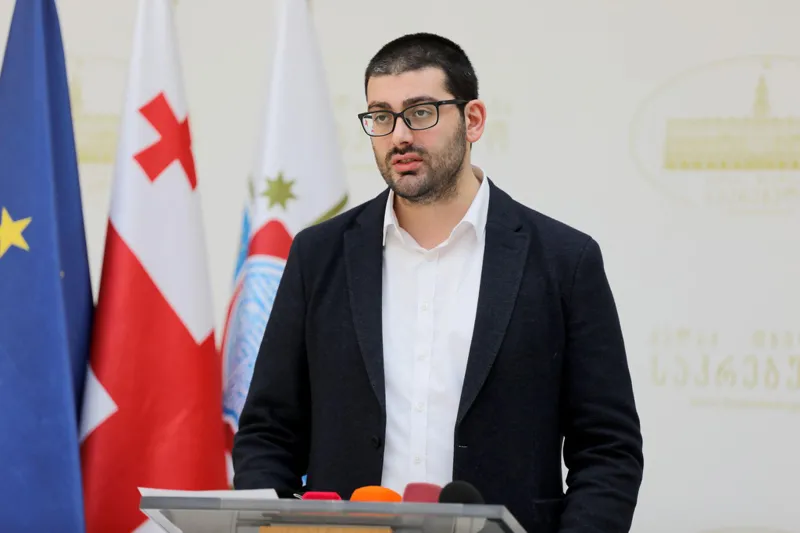 საკრებულოს ოპოზიციონერი წევრები კახა კალაძეს შესაძლო კორუფციულ გარიგებაში ადანაშაულებენ და გამოძიების დაწყებას მოითხოვენ