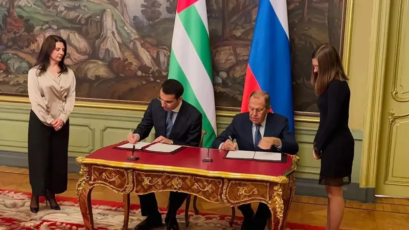 Inal Ardzinba and Sergey Lavrov signed the so-called agreement on solving the issues of dual "citizenship"