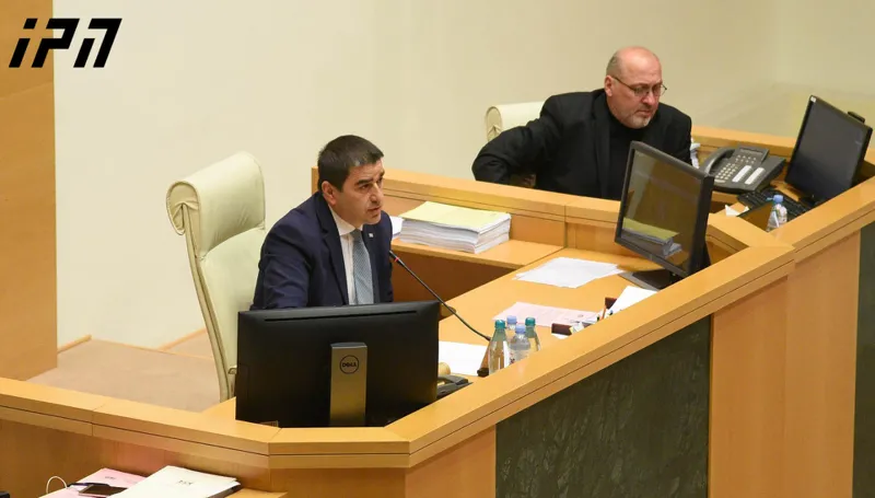 შალვა პაპუაშვილი ოპოზიციას - შეგეძლოთ საგამოძიებო კომისიის საკითხი ბიუროზე დაგეყენებინათ - სპეციალურად 3-წამიანი პაუზა გავაკეთე, სანამ დღის წესრიგს დავამტკიცებდი და გადმოგხედეთ, მაგრამ არავისგან მქონია ნიშანი