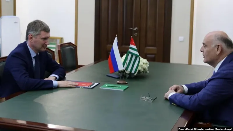 ოკუპირებულ აფხაზეთში რუსეთის ეკონომიკის მინისტრი ჩავიდა