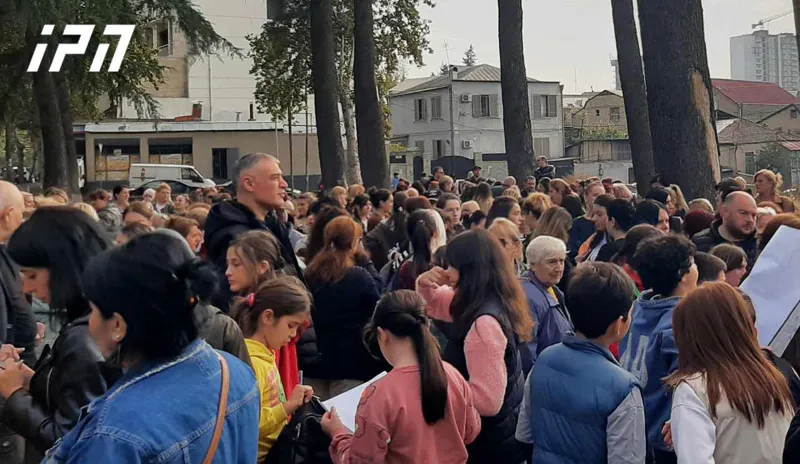 ნაძალადევში, მე-11 სკოლის მშენებლობის დაწყების მოთხოვნით, მშობლები აქციას მართავენ