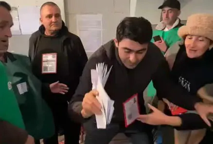 Police arrested Deputy Chairman of the City Council Rovshan Iskandarov and another person for stuffing ballots into the ballot box in the 69th precinct of Marneuli