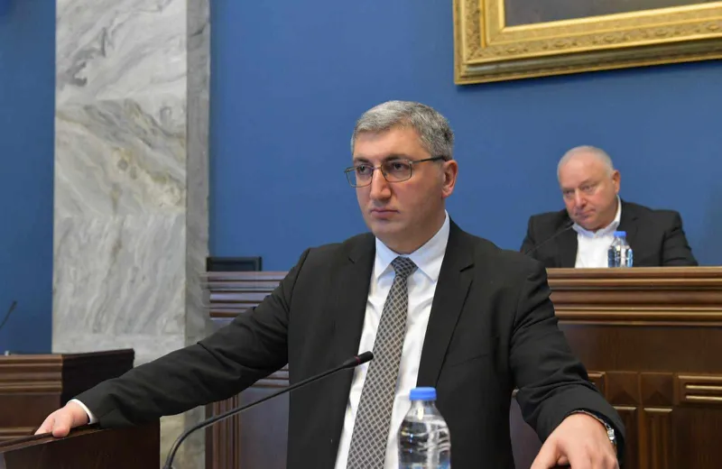 გიორგი კაკაურიძე ირაკლი ზარქუას კითხვაზე: ეზრდებათ თუ არა ხელფასი დეპუტატებს - ბიუჯეტში პარლამენტარების ხელფასების ზრდა გათვალისწინებული არ არის, თუმცა კანონი ითხოვს, რომ გაიზარდოს - კანონი იქნება შესაცვლელი ან უნდა დავამატოთ ფული!