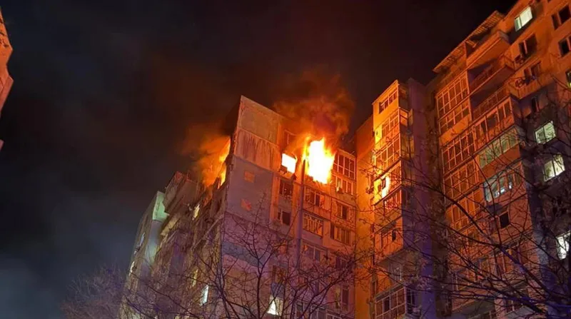 Российские войска атаковали дронами Одессу, в результате чего возник пожар в многоэтажках