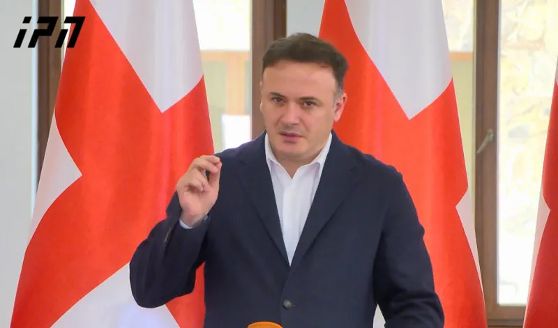 ირაკლი ზარქუა პეტერ ფიშერზე - Liebe Peter, auf wiedersehen! - მეტი რა უნდა ვთქვათ?! კარგად იყოს! ასე დაამთავრებს ყველა: პენსიაზე გავა, ვინც არასწორად მოიქცევა და წითელ ხაზებს გადაკვეთს