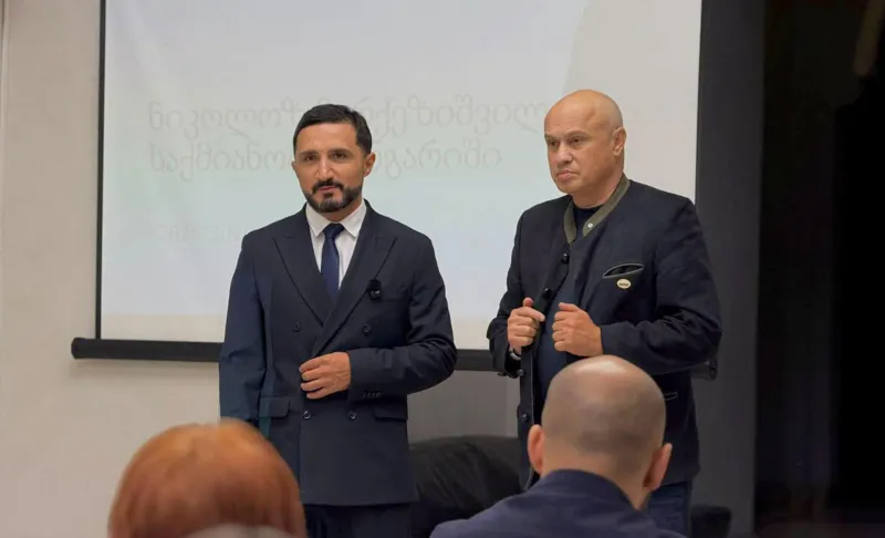 თბილისის საკრებულოში კოალიცია „ძლიერი საქართველო - ლელოს“ საკრებულოს წევრებმა, ვახტანგ სურგულაძემ და ნიკა ჩერქეზიშვილმა თბილისელებს ერთწლიანი საქმიანობის ანგარიში ჩააბარეს