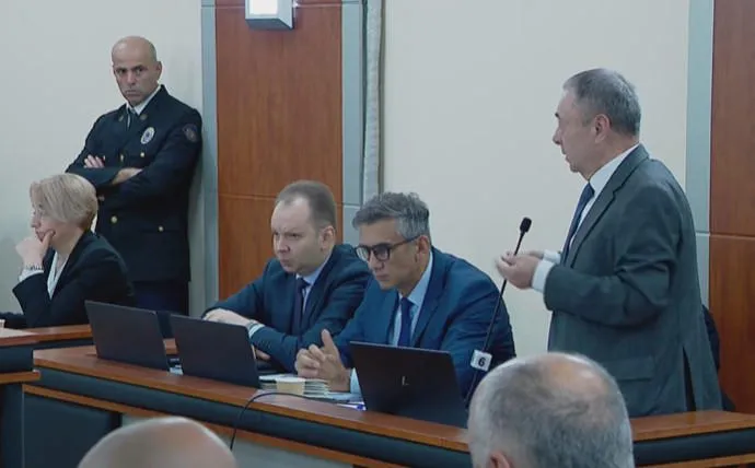 თენგიზ შარმანაშვილი - იმდენად სასაცილო დონემდე მიდიან, ამბობენ, რატომ ეკიდა კედელზე სახელმწიფოს მეთაურის სურათიო, როდესაც ელჩი ვიყავი - მე კი არა, 30-ზე მეტი ელჩი გვყავდა მსოფლიოში და ყველგან ეკიდა - ნუ შემატოპვინებთ ღრმად!