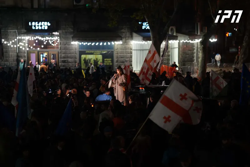 „ოპოზიციის ალიანსის“ მიერ ორგანიზებული აქციის მონაწილეები მსვლელობით რუსთაველის მეტროსთან მივიდნენ, სადაც პოლიტიკოსები სიტყვით გამოდიან