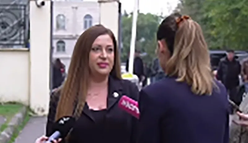 გიგა ავალიანის მკვლელობის საქმეზე დაკავებული ნია იმნაძის დედა პროკურორს სიტყვიერად დაუპირისპირდა