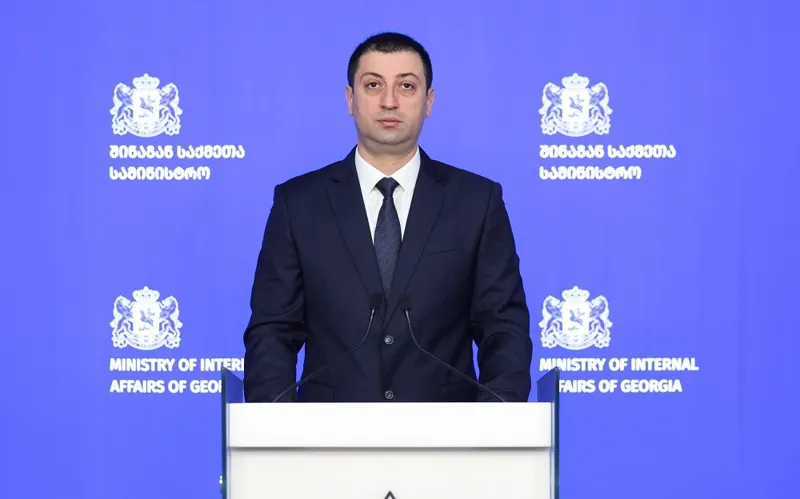 შსს-მ დააკავა ჯგუფის 7 წევრი, რომლებიც ქალების სახელით სოციალურ ქსელში ყალბ პროფილებს ქმნიდნენ, მამაკაცებს უკავშირდებოდნენ, შეხვედრაზე მისულებს კი თავს ესხმოდნენ და მათ კუთვნილ ფულსა და პირად ნივთებს  ეუფლებოდნენ