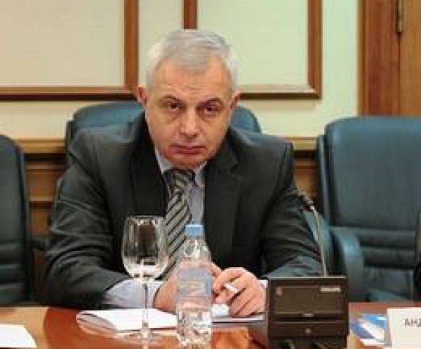 მმართველ პარტიაში რყევები ცალკეულ ინტერესთა ჯგუფებს შორის დაპირისპირებას და მათ შორის ღირებულებით და მსოფლმხედველობრივ შეუთავსებლობას უკავშირდება 