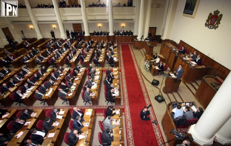 საკონსტიტუციო ცვლილებების დამტკიცებისას, სხდომათა დარბაზში ქვორუმისთვის საკმარისი დეპუტატების რაოდენობა არ იმყოფებოდა