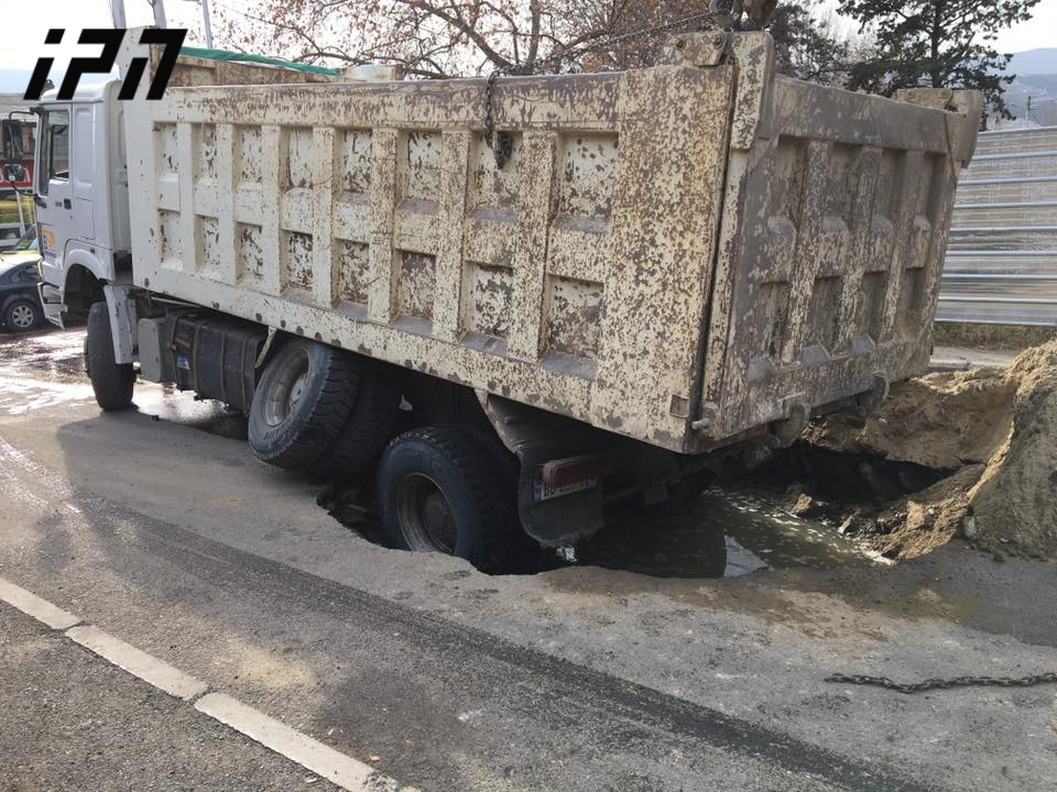წურწუმიას ქუჩაზე საავტომობილო გზა ჩაინგრა და სატვირთო ავტომობილი ჩავარდა