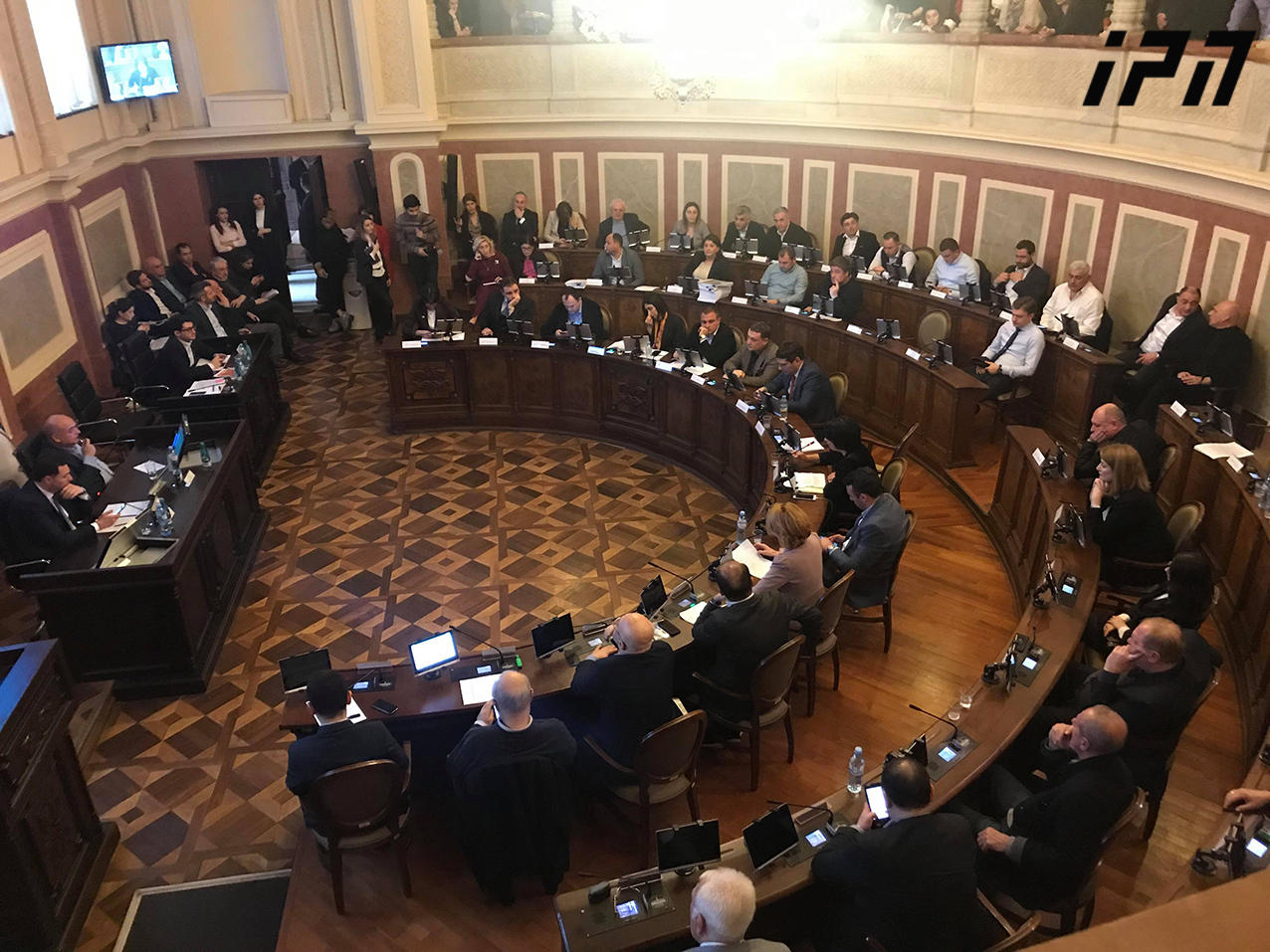თბილისის საკრებულოს სხდომა, სადაც გენგეგმა უნდა დაამტკიცონ, ხმაურით მიმდინარეობს