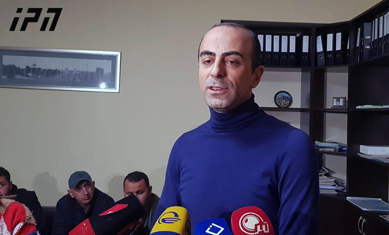 ბათუმის ბულვარის დირექტორი აქციის მონაწილეებს პასუხობს, რომ მოტოციკლებითა და კვადროციკლებით ბულვარში გადაადგილება მოქალაქეებისთვის საფრთხის შემცველია