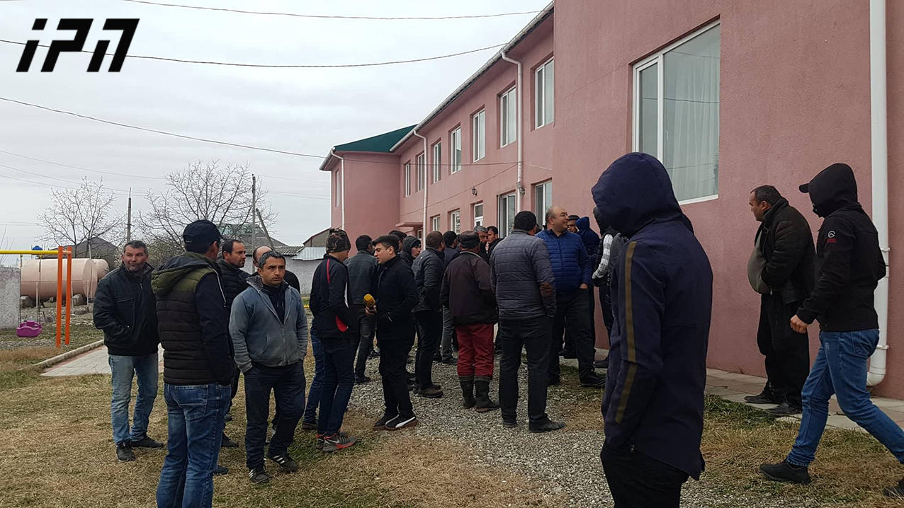 სოფელ ყარაჯალის მოსახლეობა აქციას მართავს