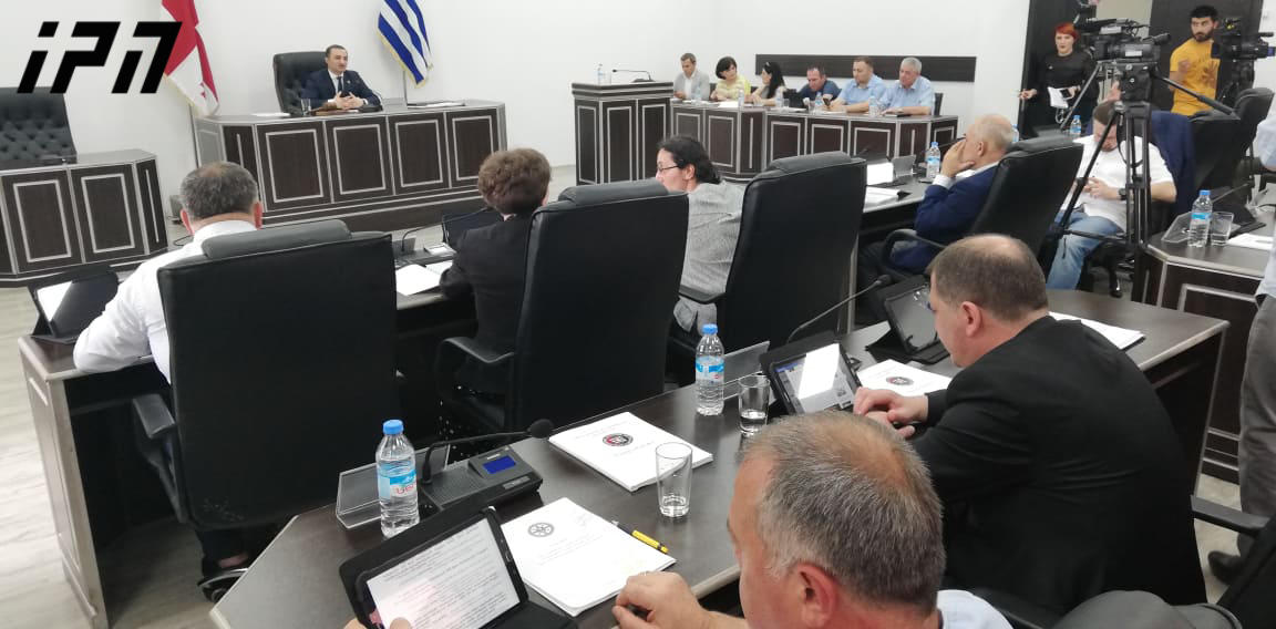 აჭარის უმაღლეს საბჭოში მიმდინარე რიგგარეშე სესიაზე ხმაური იყო