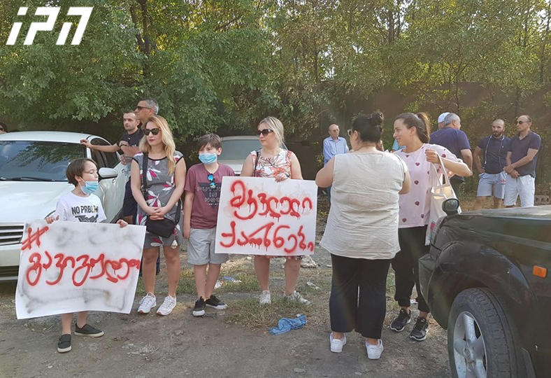 რუსთავის „ჯეოსთილის“ ქარხანასთან მოძრაობამ „გავიგუდეთ“ აქცია გამართა