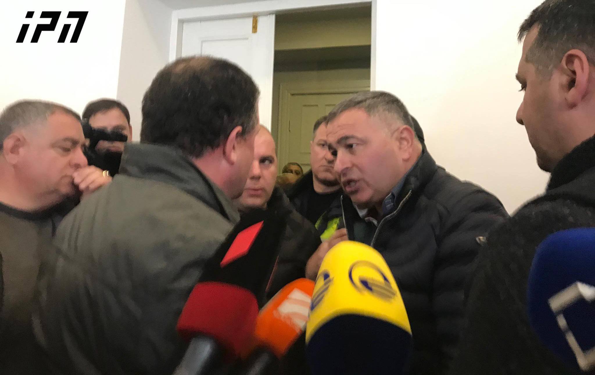 ქობულეთის მერიის შენობაში დაპირისპირება გრძელდება