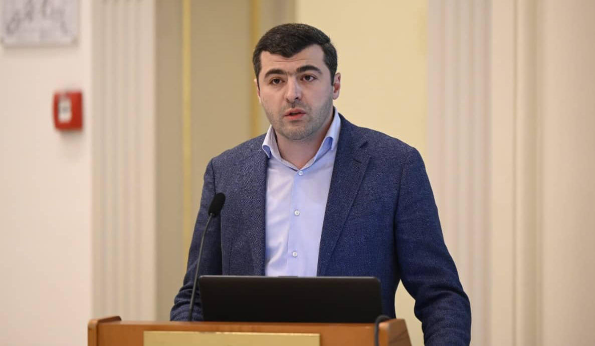 სახმელეთო ტრანსპორტის სააგენტოს დირექტორი, ლევან გამყრელიძე მის შემოსავლებთან და ქონებასთან დაკავშირებით გავრცელებულ ინფორმაციას აბსურდულსა და ცილისმწამებლურს უწოდებს
