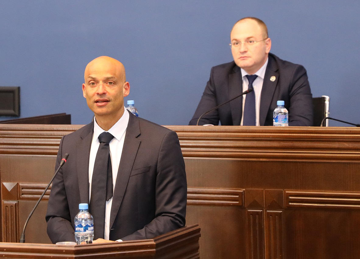 პარლამენტის თავდაცვისა და უშიშროების კომიტეტში ჯეიმს აპატურაის მოუსმინეს
