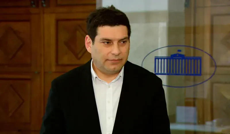 ბექა დავითულიანი მამუკა ხაზარაძეზე - ის, ვინც ამ ქვეყნის მოქალაქეების ხარჯზე გამდიდრდა, გადასახლებით ემუქრება მას, ვინც ქვეყანას სამი მილიარდი ქველმოქმედების სახით დაახარჯა - არ გამოვა ამ საქმიდან არაფერი მისთვის სასიკეთო