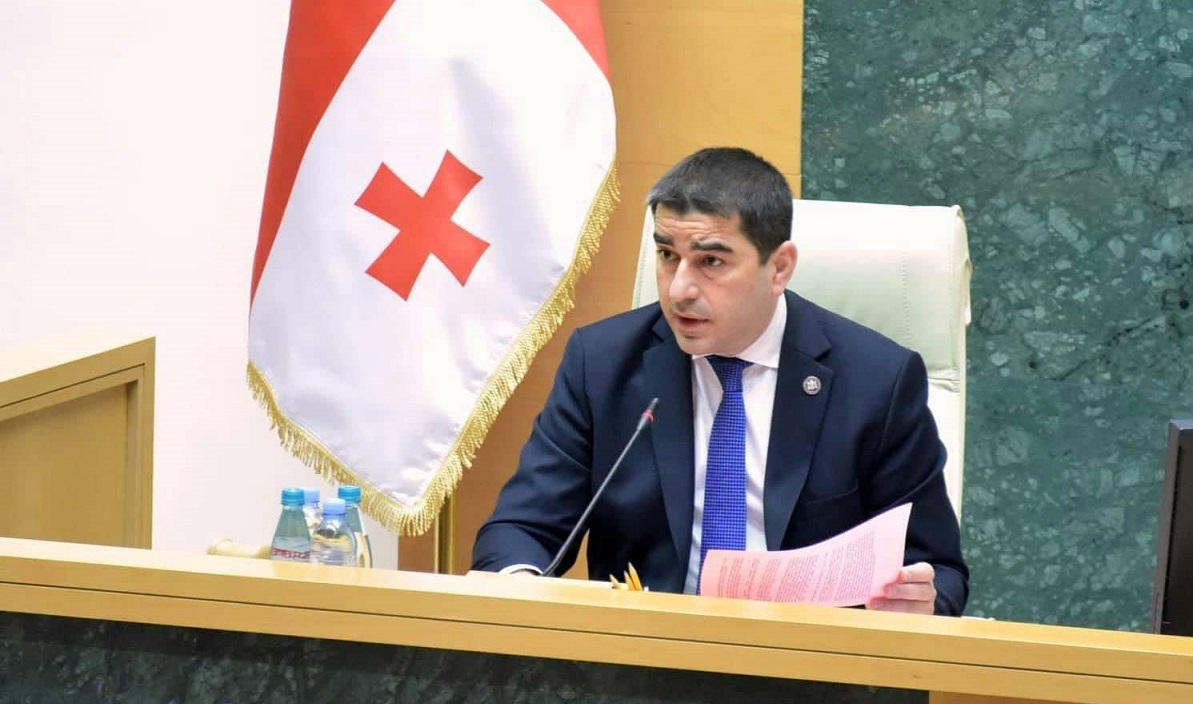 შალვა პაპუაშვილი რაქვიაშვილს - ლეგიტიმაციის აღიარებაა, როდესაც ხელისუფლებას ეძახი პრორუსს? რა თანამშრომლობის იმედი უნდა გქონდეთ?! ხელში უნდა გეჭიროთ ავტომატი და ამ ხელისუფლებას ამხობდეთ, თუკი მართლა მაგის გჯერათ!