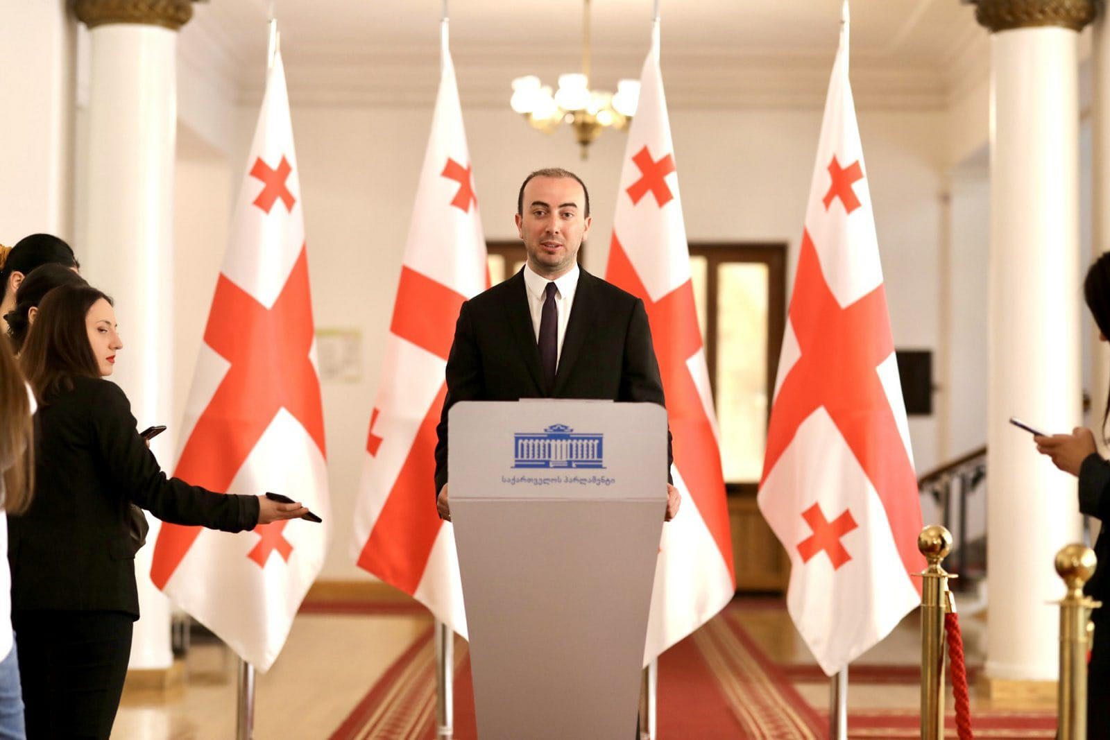 დავით ხაჯიშვილი ოპოზიციის ჩრდილოვანი კაბინეტის შესაძლო ფორმირებასთან დაკავშირებით ინფორმაციას არ ადასტურებს