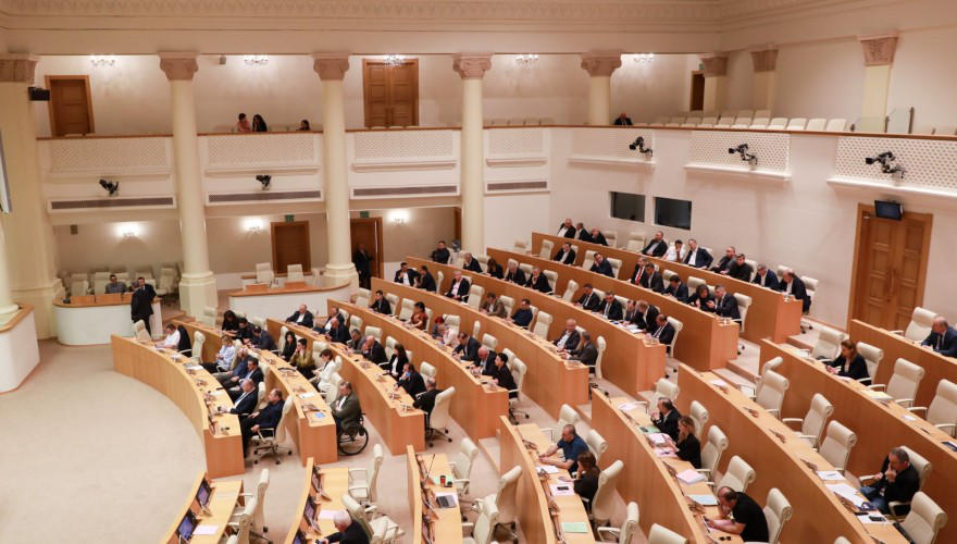 Parliament overrides President's veto on draft amendments to Law on National Bank