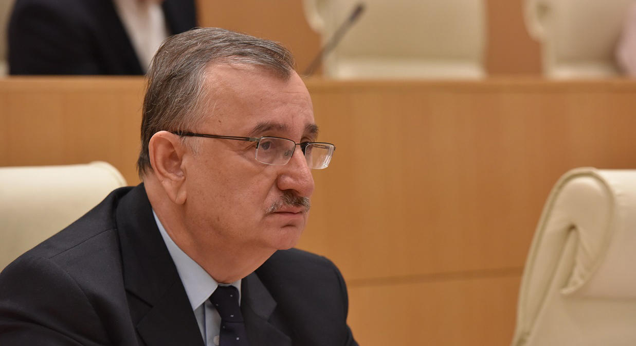 ოპოზიცია „ქართულ ოცნებას“ პარლამენტში მათ მიერ ინიცირებული საკანონმდებლო ინიციატივების განხილვის ხელოვნურად შეფერხებაში ადანაშაულებს და ამის გამო სპეციალური რეზოლუციის მიღებას ითხოვს