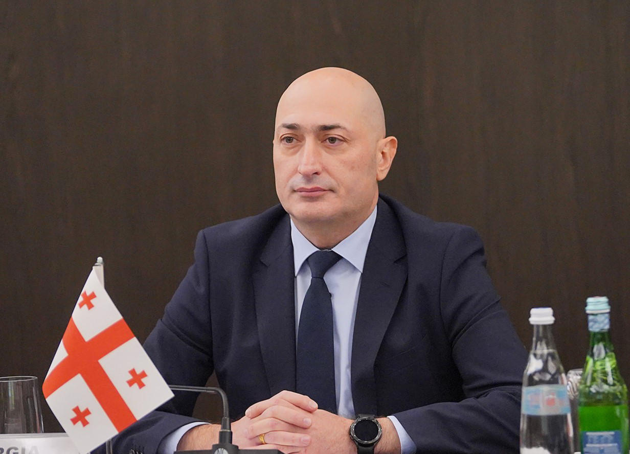 ეკონომიკის მინისტრის მოადგილის განცხადებით, მუნიციპალიტეტებში ტაქსით გადაყვანის ნებართვის საფასურს თავად მუნიციპალიტეტი განსაზღვრავს და ის დიფერენცირებული იქნება როგორც ნებართვის მსურველის, ასევე მუნიციპალიტეტების მიხედვით