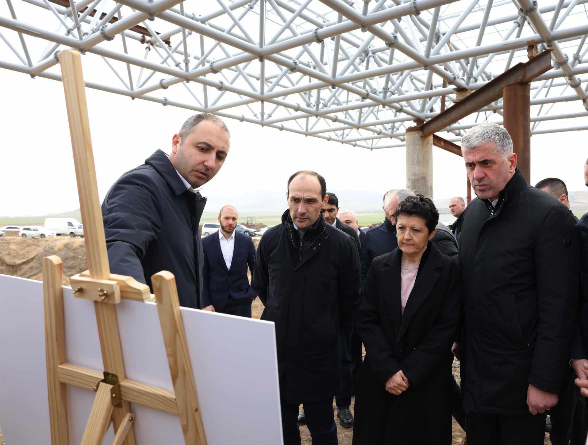 ოთარ შამუგია სოფელ იმირის ნამოსახლარში „გადაჭრილი გორის“ არქეოლოგიურ კომპლექსში, ინფრასტრუქტურული სამუშაოების მიმდინარეობას გაეცნო