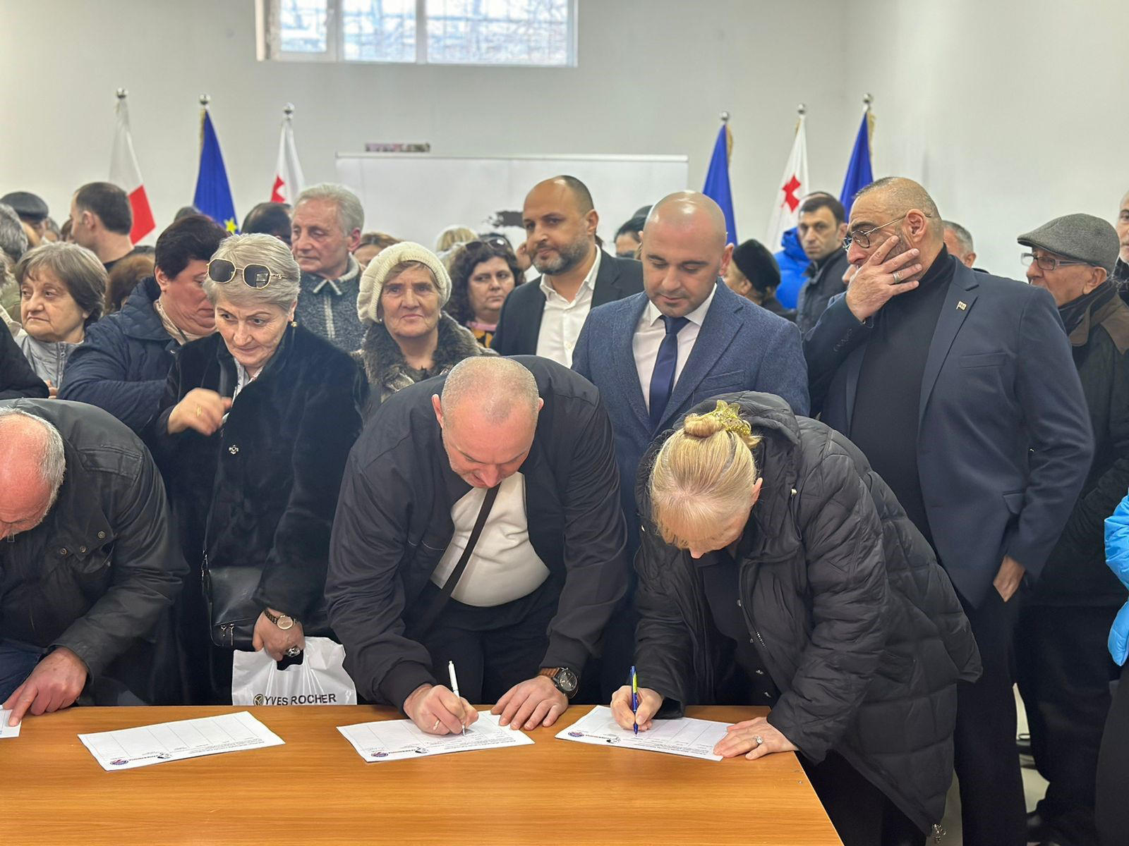 ლევან ხაბეიშვილი - ჩვენი ათასობით თანამოქალაქე დგას რიგში, რომ ხელი მოაწეროს პრეზიდენტ მიხეილ სააკაშვილის თავისუფლებას - სალომე ზურაბიშვილმა უნდა მიიღოს გადაწყვეტილება და უნდა გაათავისუფლოს მიხეილ სააკაშვილი