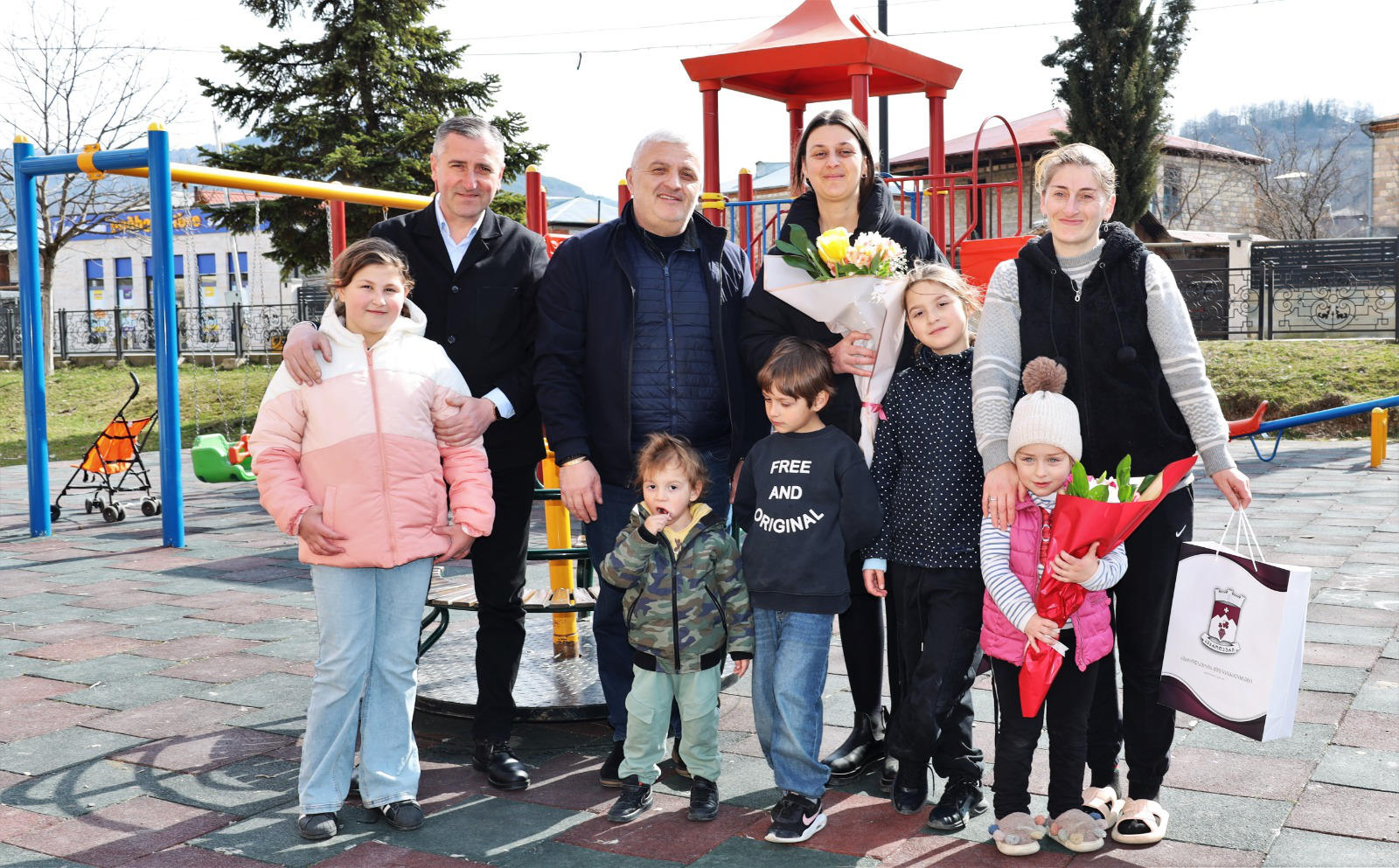 ადგილობრივი ხელისუფლების წარმომადგენლებმა ამბროლაურში მცხოვრებ მრავალშვილიან ოჯახებს დედის დღე მიულოცეს