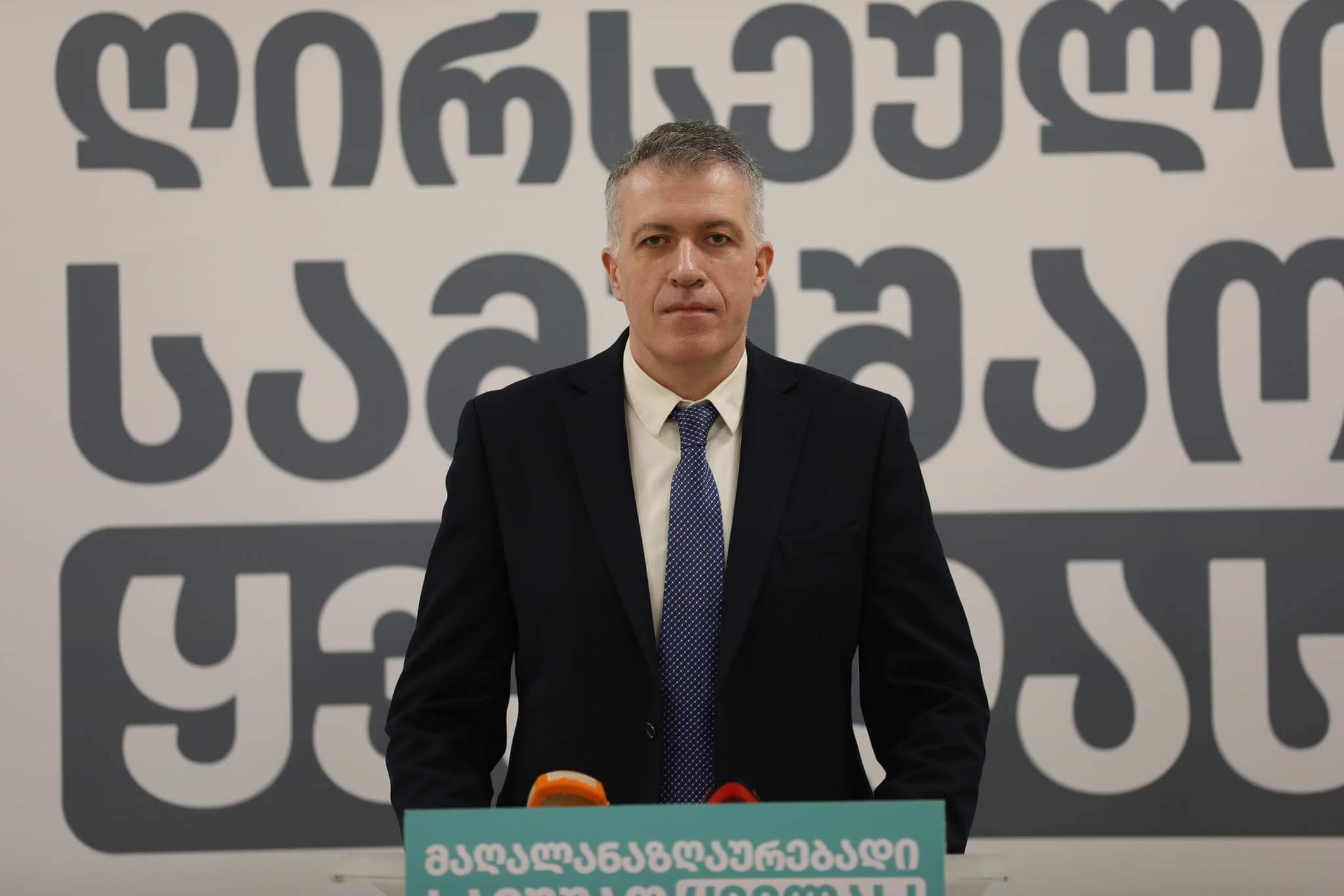 სერგო ჩიხლაძე ხელისუფლებას - ონკოპაციენტებს, რომელთაც მოახერხეს საზღვარგარეთ სხვადასხვა პროგრამაში ჩართვა, ადეპორტებენ, რადგან აქედან უპატაკებთ, რომ ყველაფერი კარგად არის - რას ახვედრებთ? - სიცოცხლეზე დაწესებულ ლიმიტებს