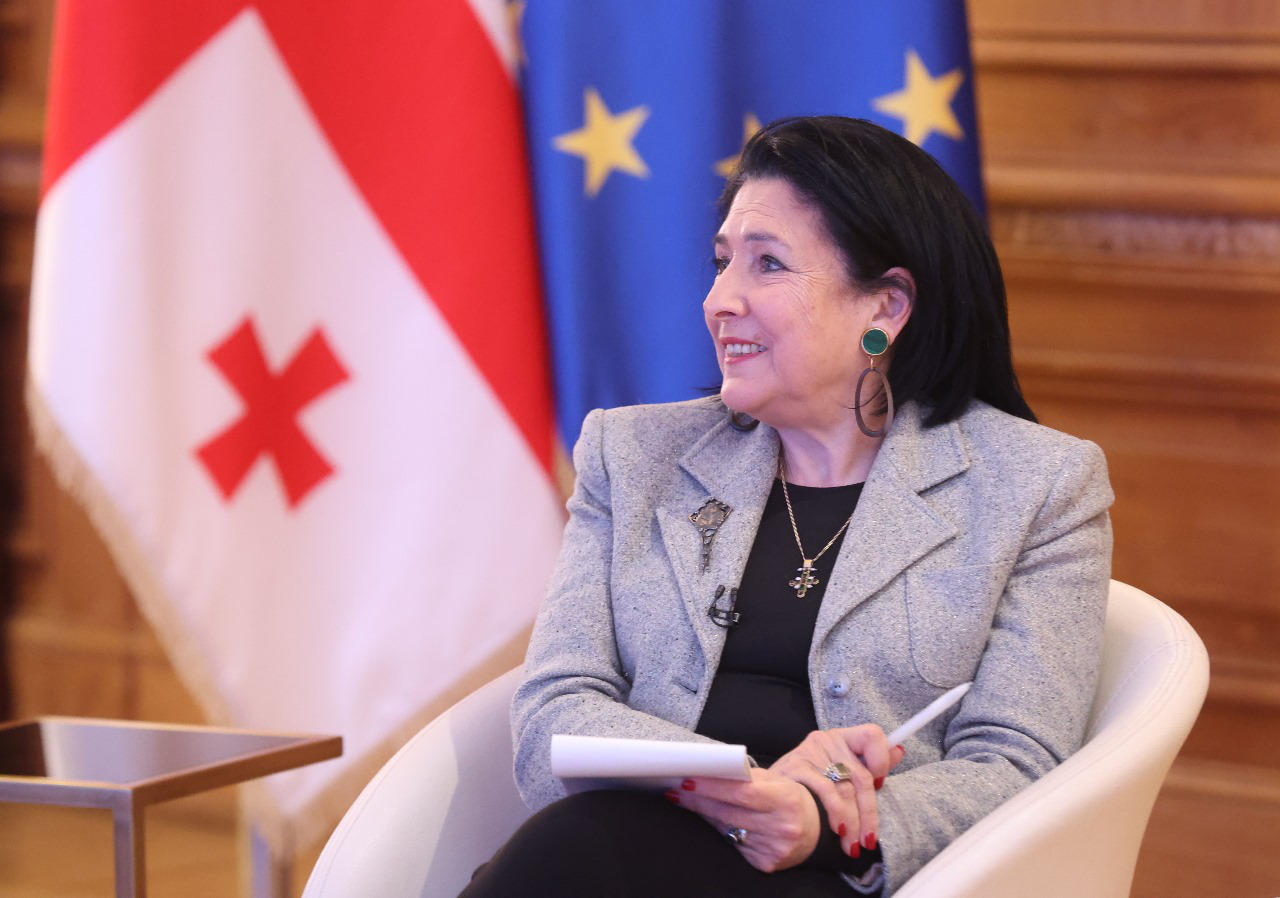 პრეზიდენტი დიასპორას - აუცილებელია, მიიღოთ მონაწილეობა კომისიების დაკომპლექტებაში, რათა ის მანკიერი ფორმა, რაც არსებობდა, რომ საელჩოს წევრები, სიდედრები, შვილები თუ ბიძაშვილები აკომპლექტებდნენ კომისიებს, აღარ იყოს
