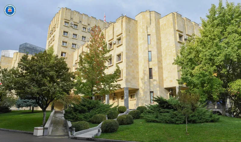 პროკურატურის მიერ წარდგენილი მტკიცებულებების საფუძველზე, დამამძიმებელ გარემოებებში ჩადენილი განზრახ მკვლელობის ფაქტზე ორ ბრალდებულს უვადო თავისუფლების აღკვეთა მიესაჯა